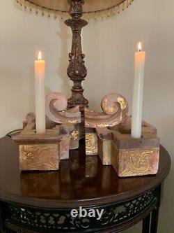 Une paire de fragments français dorés du XIXe siècle de porte-bougies en bois sculpté récupérés.