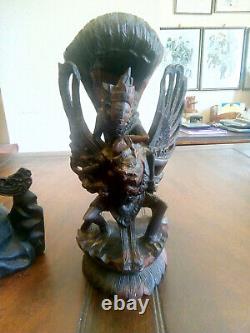 Une paire de sculptures anciennes en bois d'ébène sculptées à la main : Vishnu chevauchant Garuda, 16ème siècle.