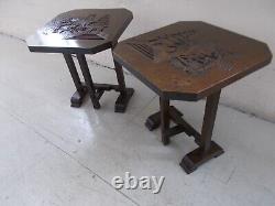 Une véritable paire de tables d'appoint pliantes chinoises orientales sculptées vintage.