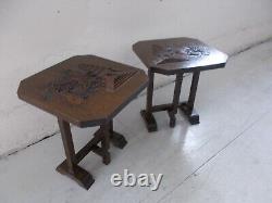 Une véritable paire de tables d'appoint pliantes chinoises orientales sculptées vintage.