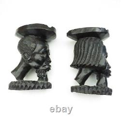 Vintage Une paire de cendrier en bois d'ébène sculpté avec des visages d'homme et de femme africains